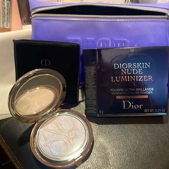 Dior highlighter with brush and makeup bag - Picture 1 of 9